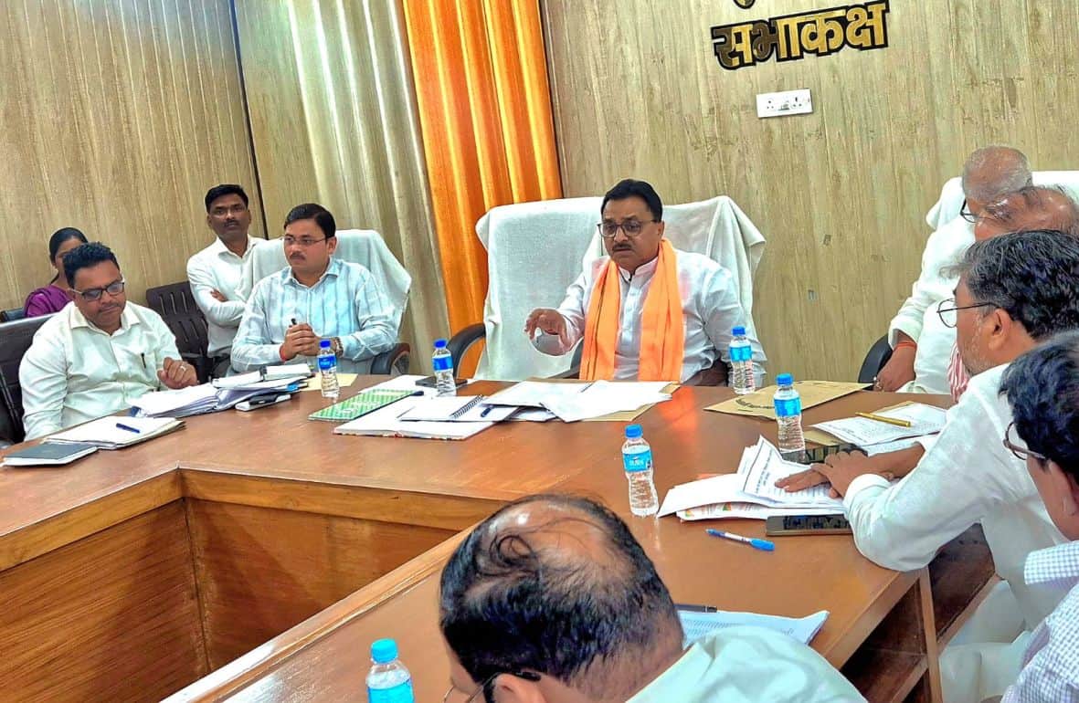 नगर पालिका बोर्ड बैठक को संबोधित करते पालिकाध्यक्ष प्रवीन अग्रवाल। स्रोत-नगर पालिका  