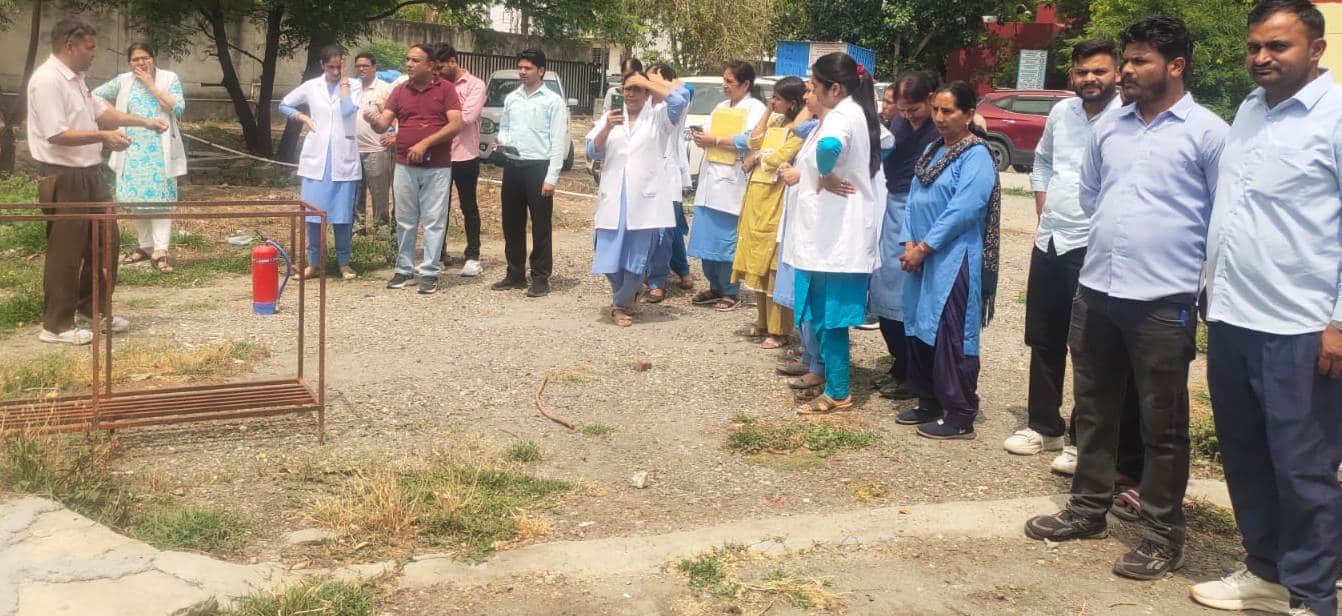 नीलोखेड़ी आग बुझाने को लेकर जागरुक करते हुए अधिकारी। स्वयं
