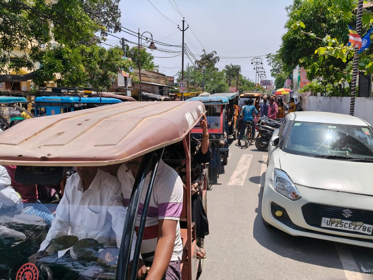Traffic system missing, people struggled with traffic jam for a quarter of an hour