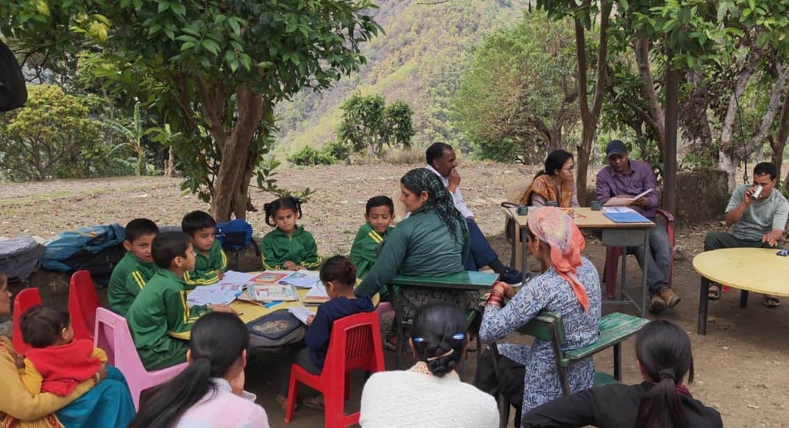  प्राथमिक विद्यालय पलचौड़ा की छत उड़ने से आंगन में पठ्न-पाठन को मजबूर विद्यार्थी। स्रोत: विद्या
