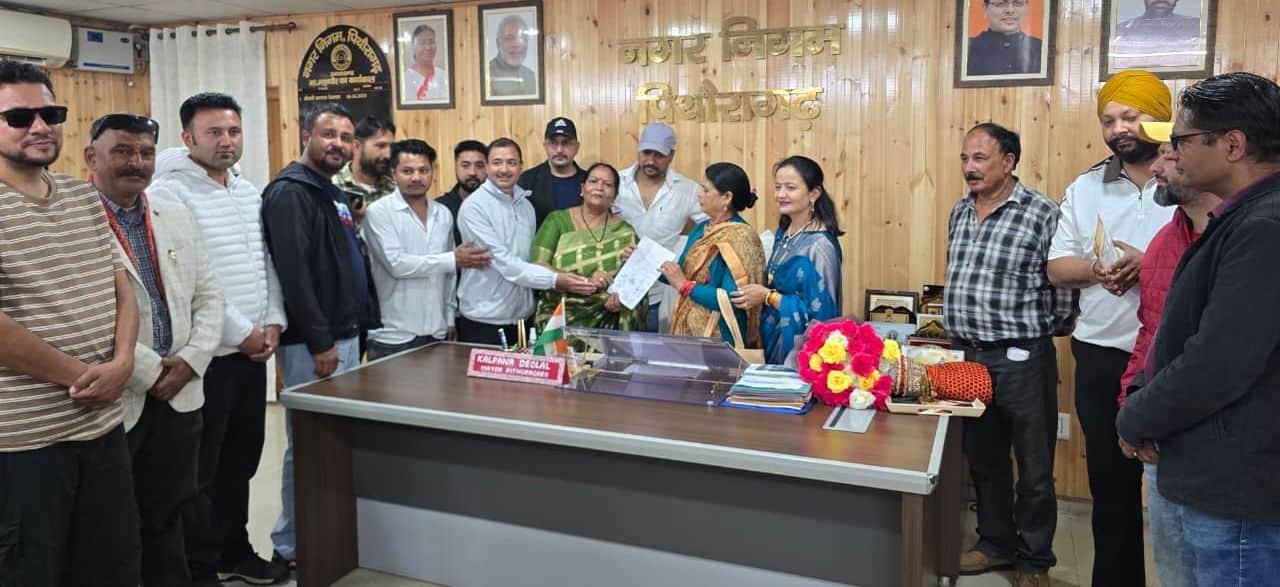 पिथौरागढ़ में मानदेय की मांग पर महापौर को ज्ञापन देते पार्षद। संवाद
