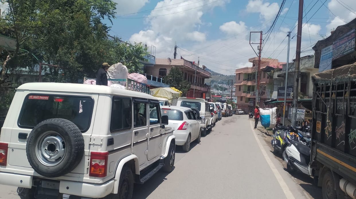 Half-kilometer-long traffic jam in Aincholi; movement remained halted for an hour.
