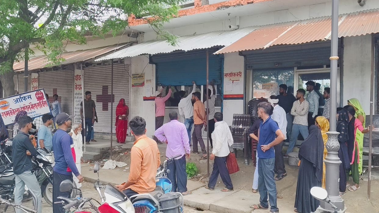 Consumers' anger erupted against the gas agency and attempted to block the road.