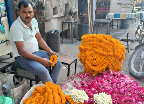 The flower market is buoyed by rallies, with prices rising 20 percent.