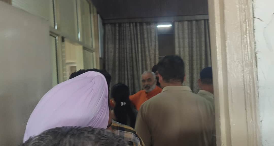 स्टेशन अधीक्षक को सफाई व्यवस्था बनाने के लिए निर्देश देते विधायक जामोहन आनंद। अमर उजाला
