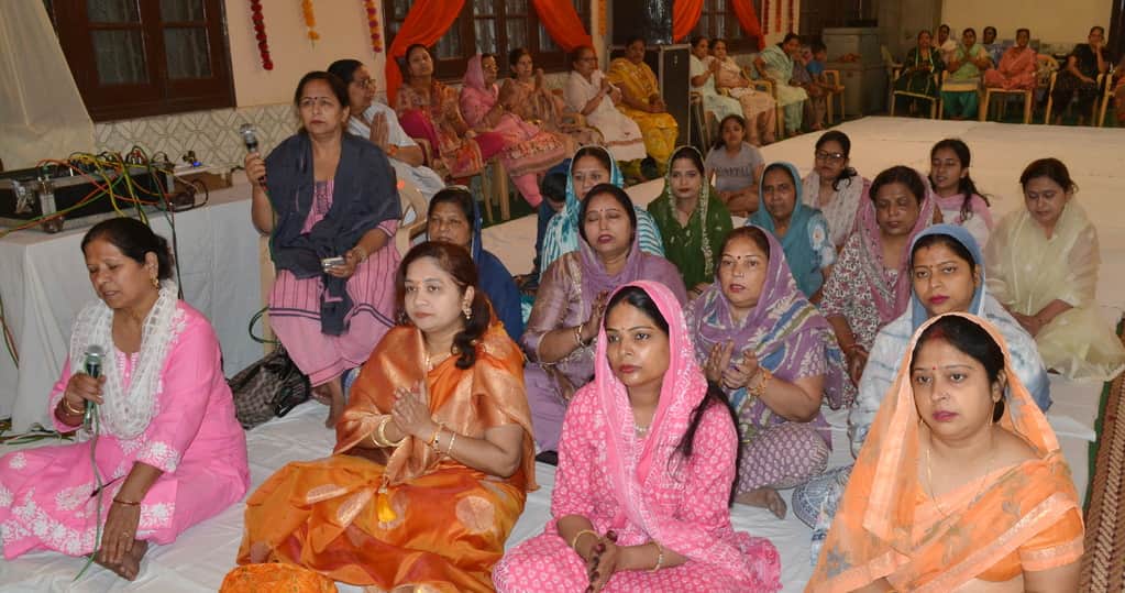 सदर बाजार में आयोजित कथा में प्रवचन सुनते श्रद्धालु। संवाद