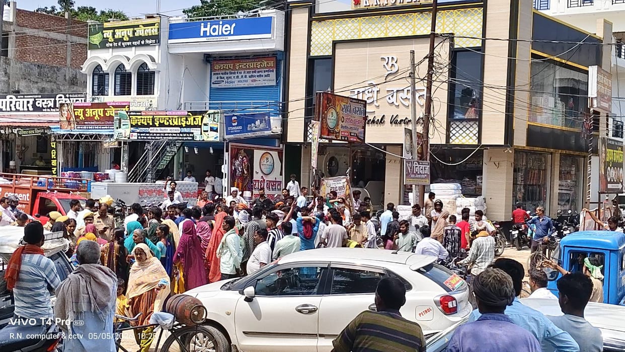 Women blocked the road after not getting gas cylinders.