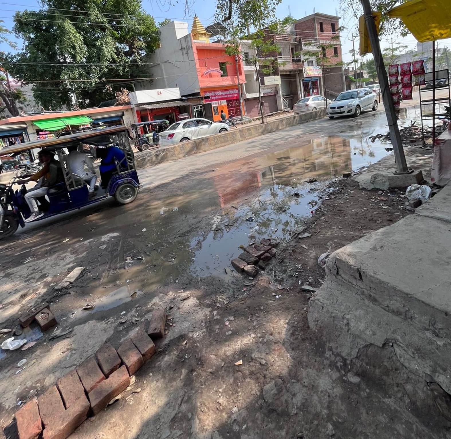  शहर में बहादुरपुर मोड़ के पास दुकानों के सामने जमा बारिश का पानी। संवाद