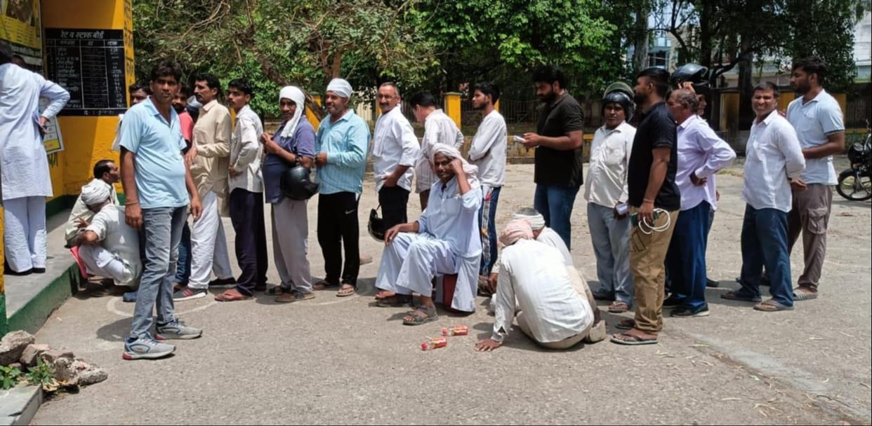 Farmers are facing difficulties in queuing up for fertilizers.