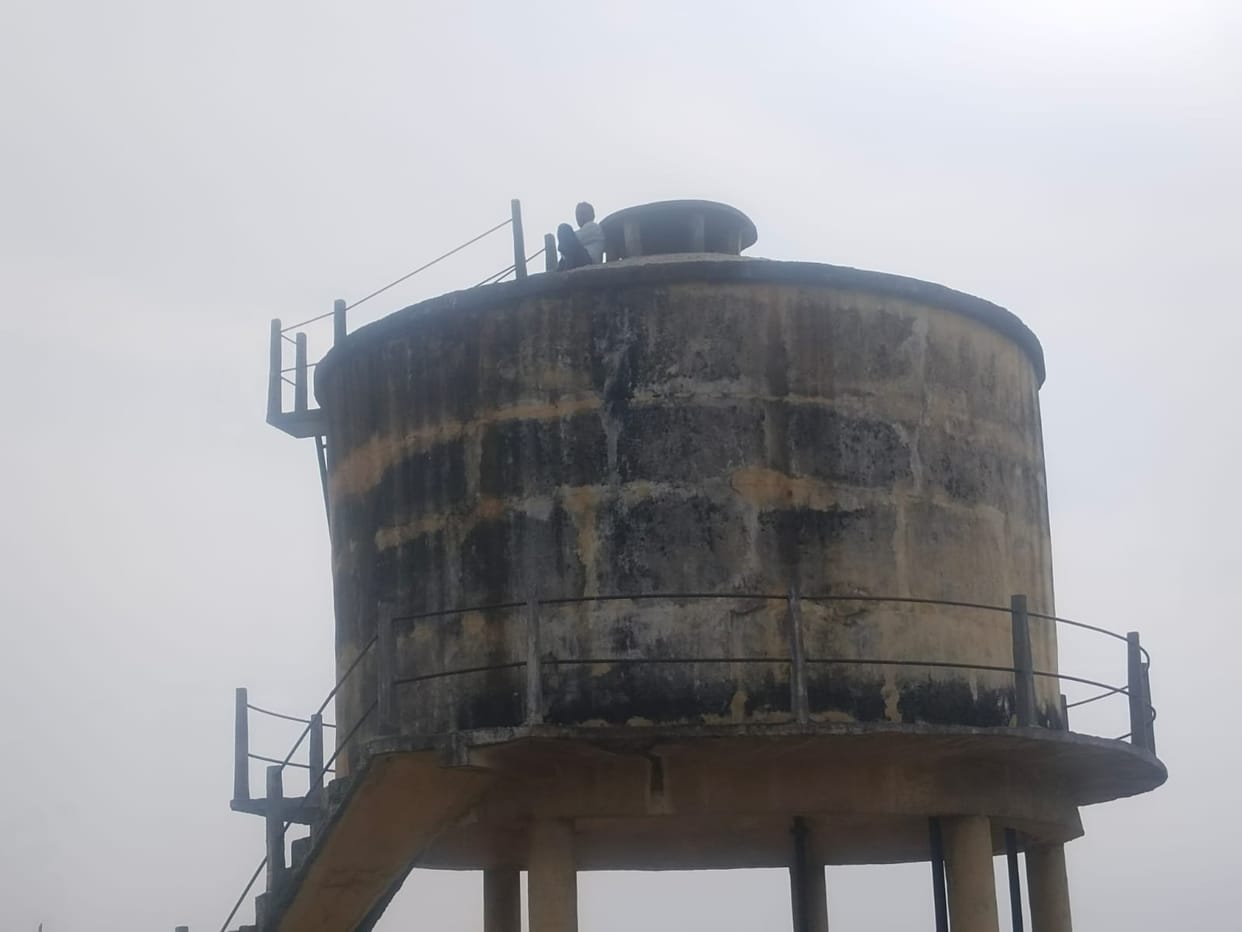 Middle-aged man climbed a water tank for the second time to stop construction, was taken down after six hours