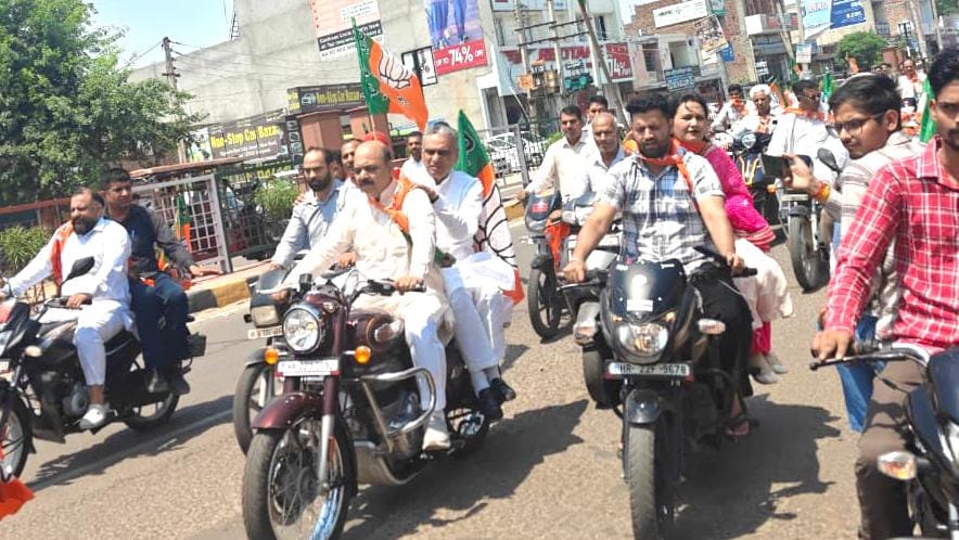 Breaking the rules in celebration of victory, riding a bike without a helmet