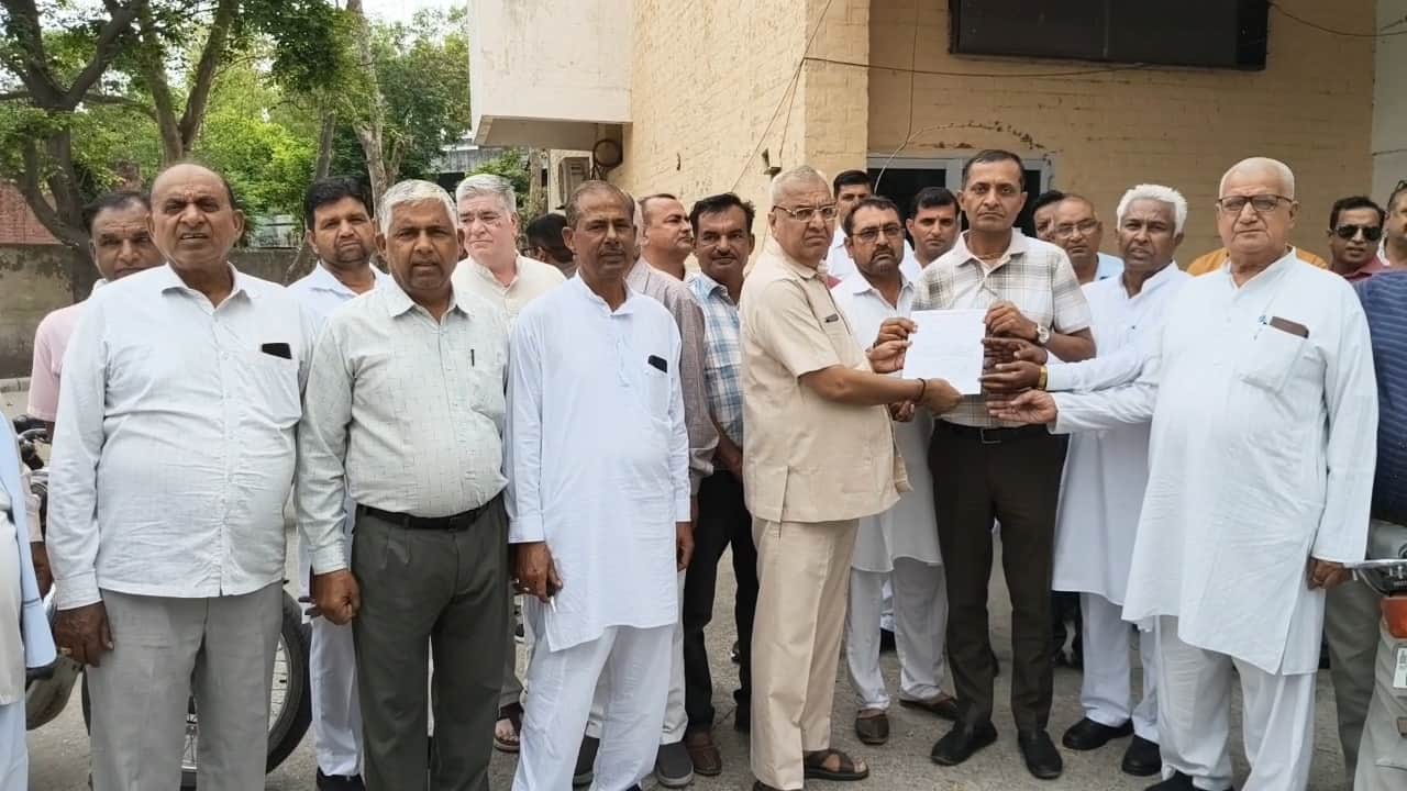 तरावड़ी मार्किट कमेटी कार्यालय में सचिव को ज्ञापन सौंपते हुये मंडी प्रधान सुभाष गुप्ता व आढ़ती।