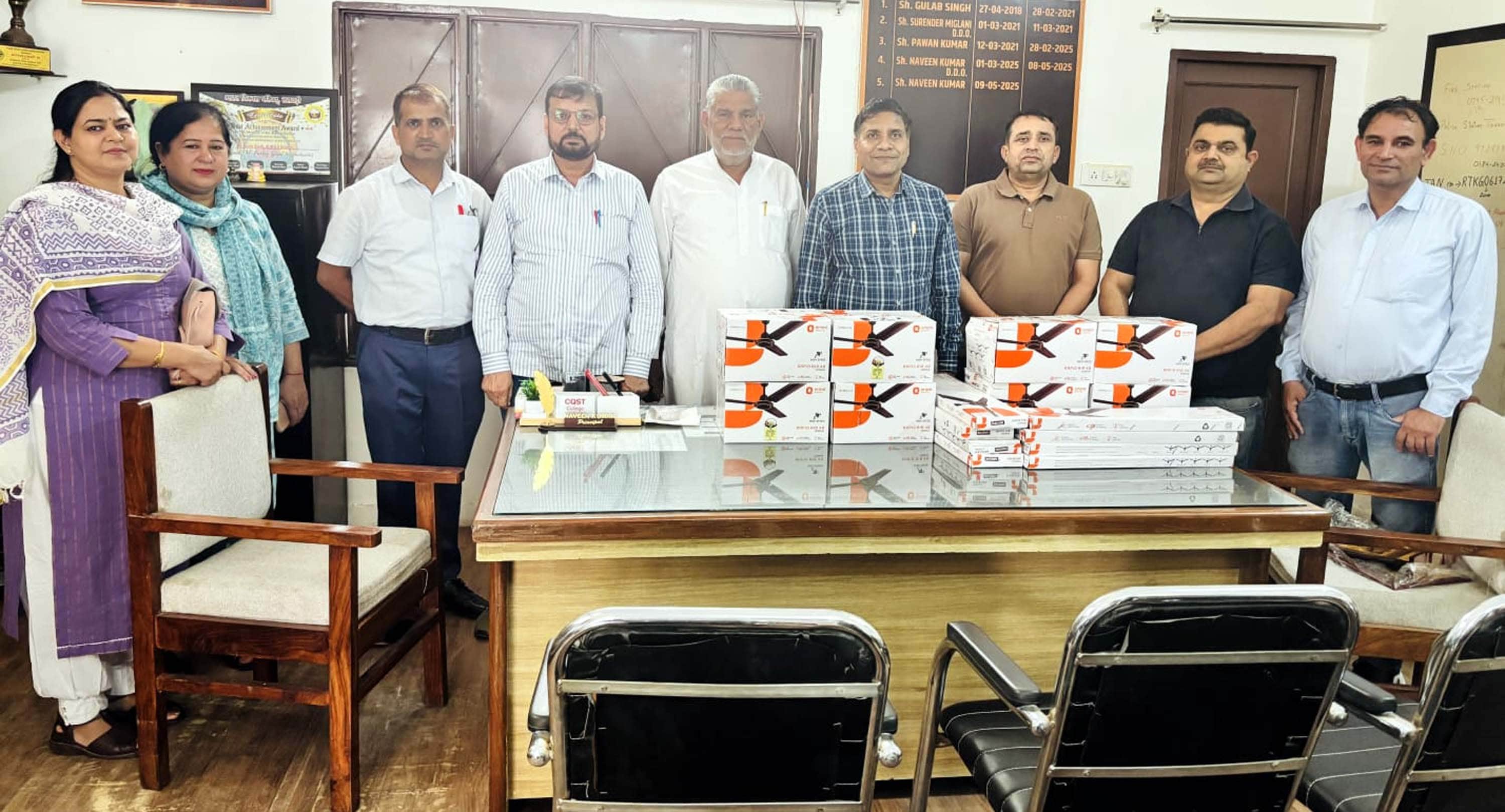 तरावड़ी राजकीय आदर्श संस्कृति वरिष्ठ माध्यमिक स्कूल में प्रधानाचार्य नवीन कुमार को पंखे प्रदान 