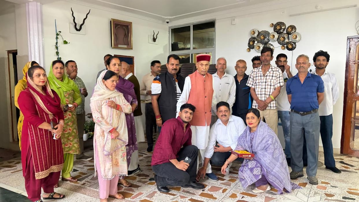 Daroghanpati Kot candidate Manjeet Dhiman took Dhumal's blessings.
