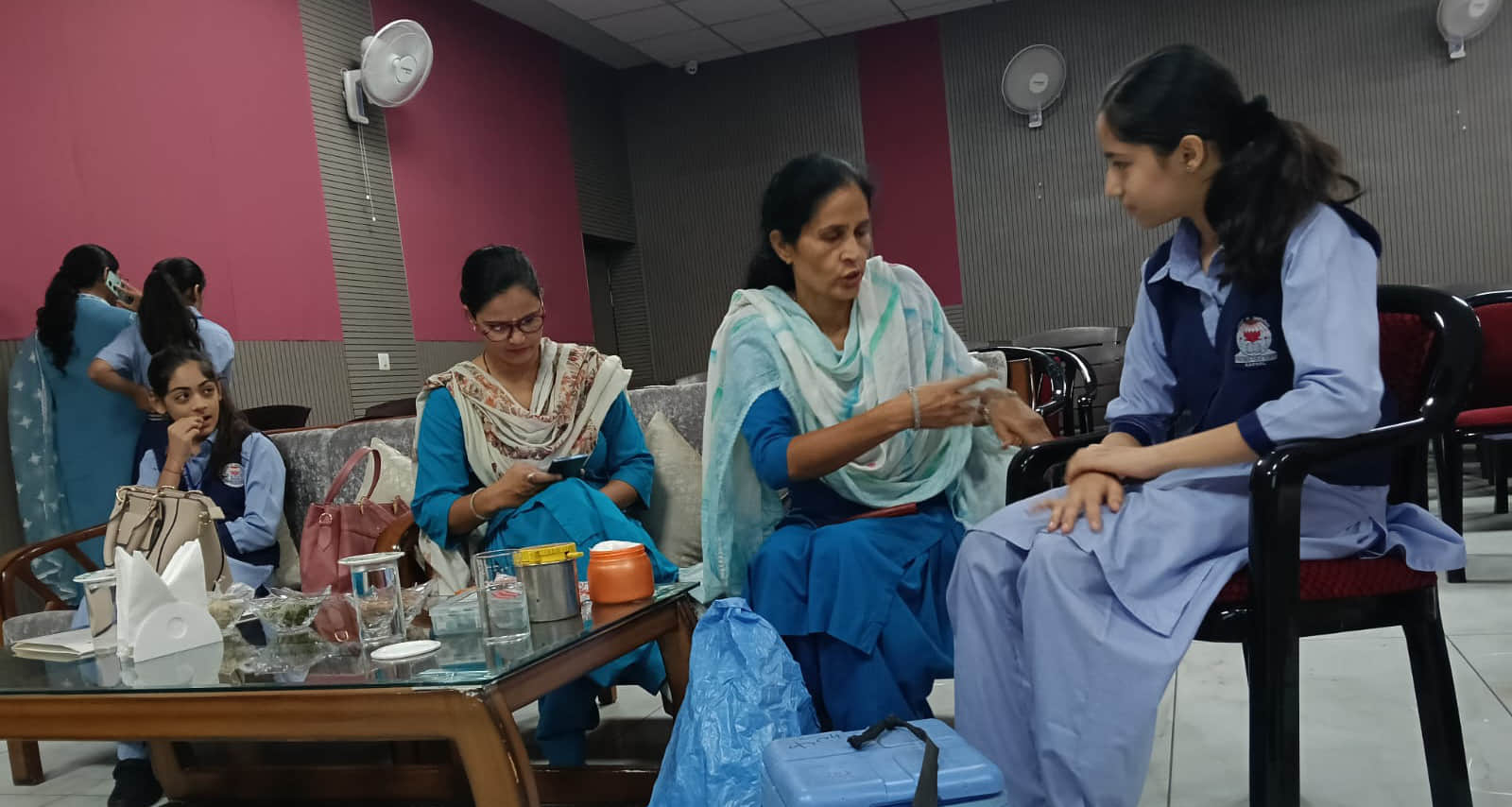 दयाल सिंह पब्लिक स्कूल, मैन ब्रांच में छात्रा को सर्वाइकल वैक्सीन के बारे में जानकारी देती स्वा