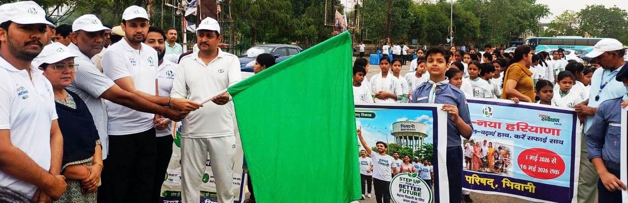 Students took out a march and gave the message of cleanliness.