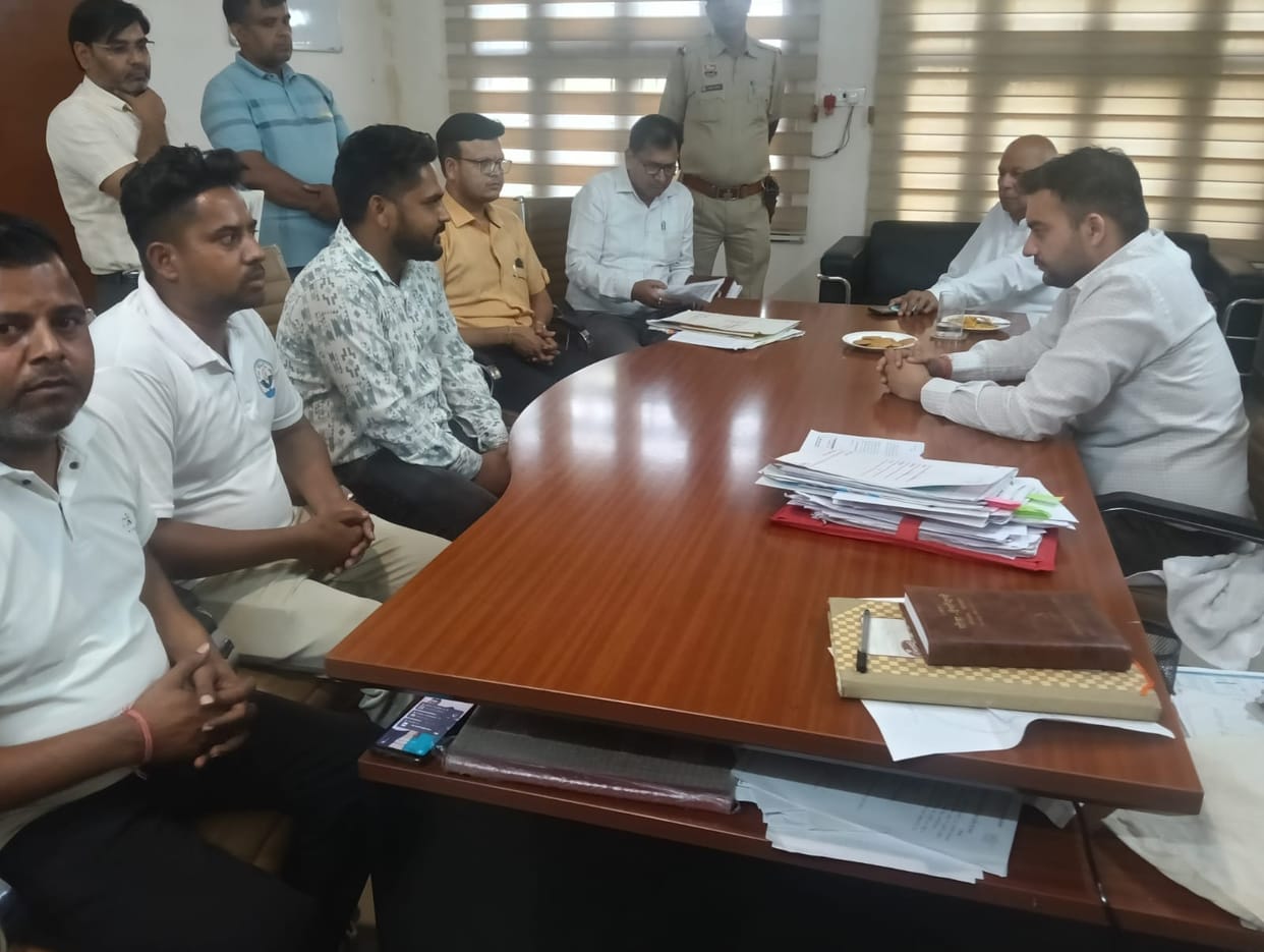 Dispute between sanitation workers and DMC ends, assurance of cancellation of notice and removal of section