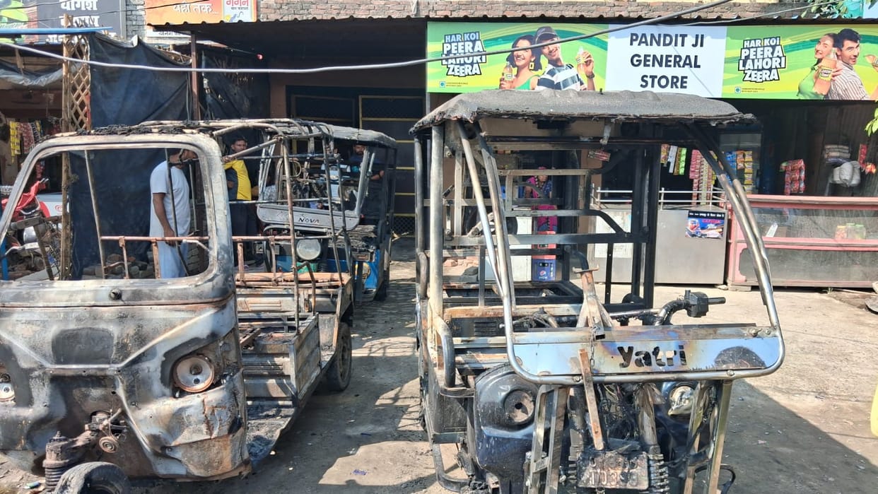 Four e-rickshaws burnt in a short-circuit fire at a charging station