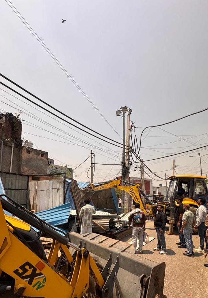 22 kiosks built over a government drain were demolished, leaving the operators furious.