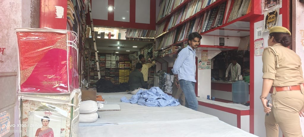 A raid by the Labour Department caused chaos in Kirawali Bazaar; a joint team of the Labour Enforcement Department and police identified five child labourers and served notices to four establishment operators.