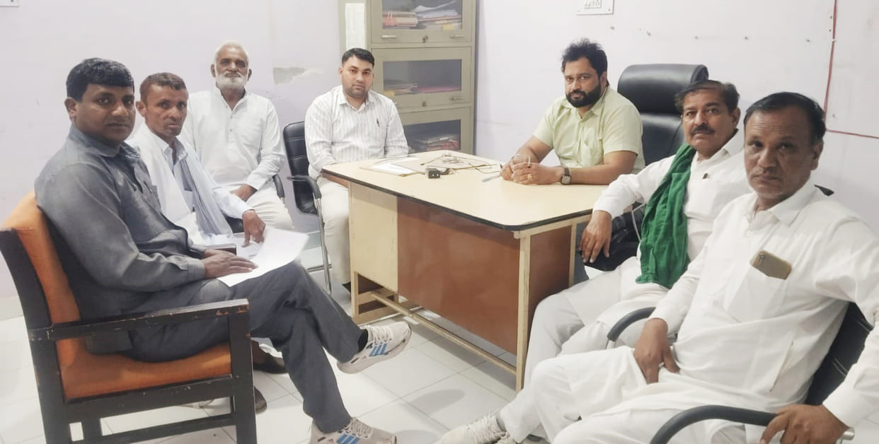 Farmer leaders inspected wheat procurement and lifting operations in the market and sought answers from officials.