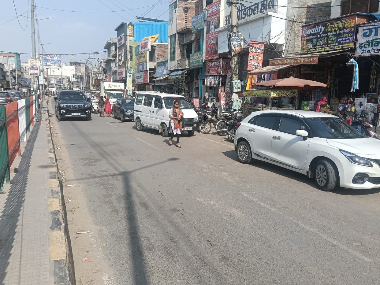 Illegal parking on the bus stand road causes traffic jams, causing inconvenience to pedestrians