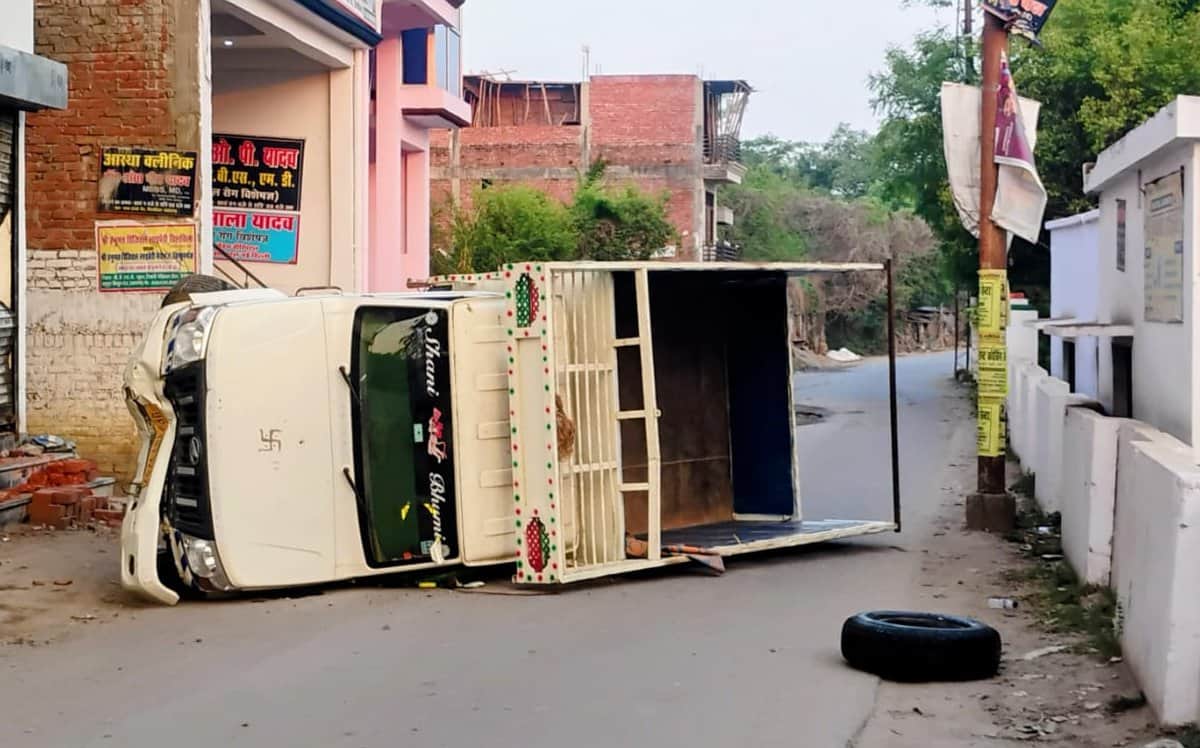 चिलबिला पावर हाउस के समीप पलटा मालवाहन। संवाद
