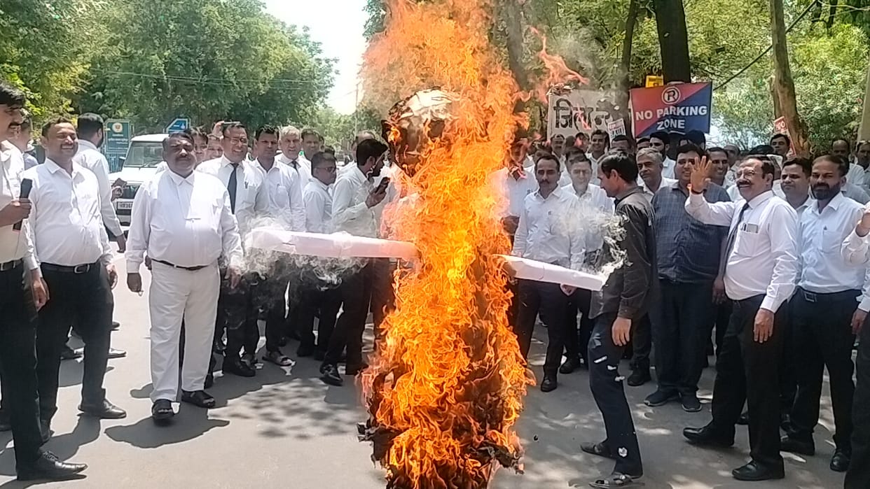 Advocates accused the SDM of not hearing new petitions, burnt an effigy and raised slogans.
