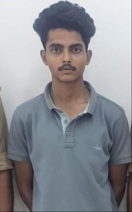 STM arrested a man with a reward of 50,000 rupees.