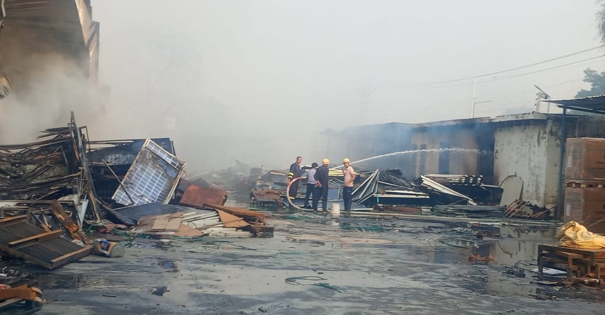 A short circuit caused a fire at a solar panel factory in Bawal, resulting in 15 hours of explosions, causing losses worth crores.