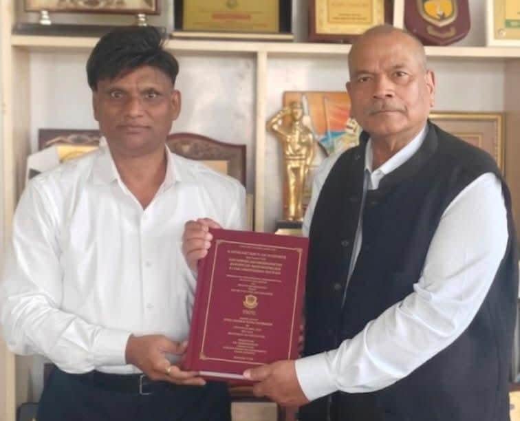फोटो- 02 पूर्व डीजीपी डॉ. विक्रम सिंह से साइबर अपराध विषय में डॉक्टरेट की उपाधि प्राप्त करते एए