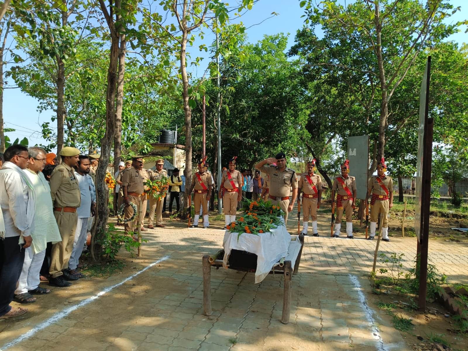 फोटो - 12 मृतक सिपाही को सलामी देते सीओ। संवाद