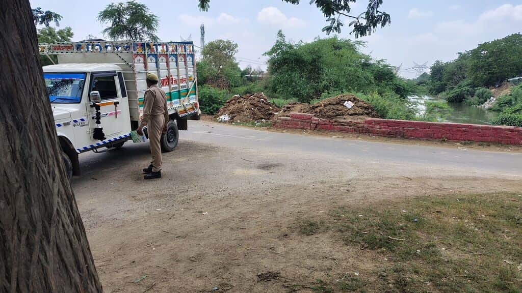 फोटो-14-गहोली में वाहनों को डायवर्ट करने के लिए मौजूद पुलिस कर्मी। संवाद
