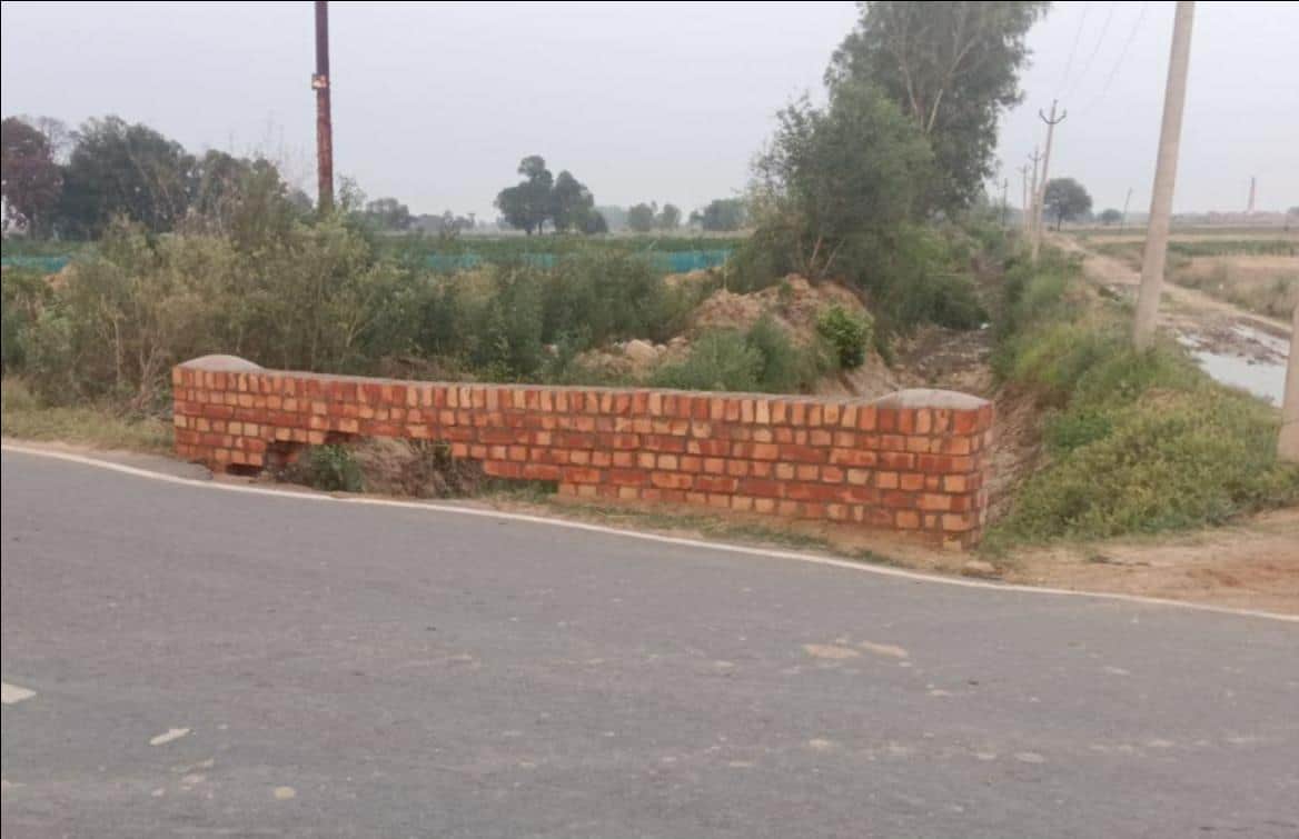 फोटो-16-अमीरपुर गंभीरपुर गांव के सामने बनी रेलिंग में बीच से गायब ईंटें। संवाद