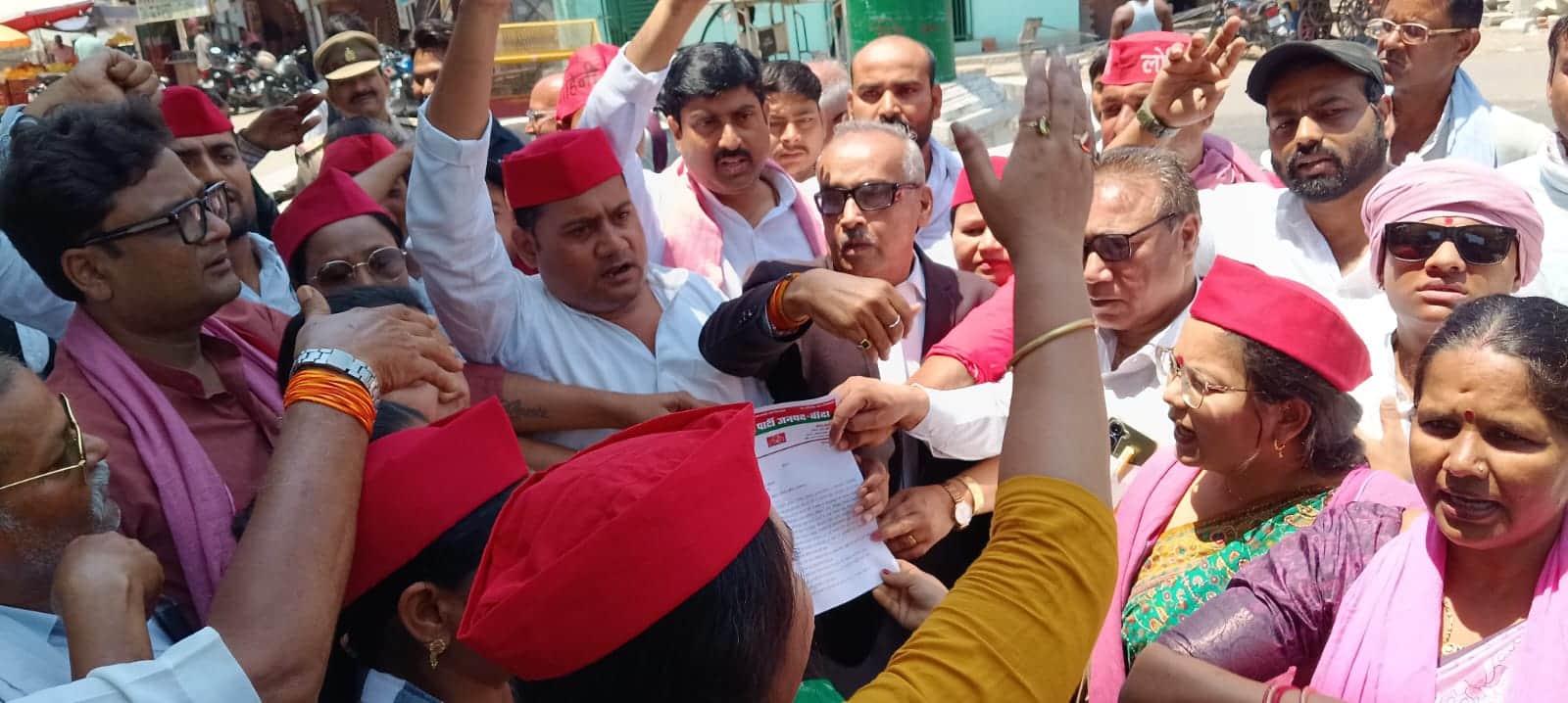 फोटो - 18 कचहरी तिराहे पर प्रदर्शन करते सपा कार्यकर्ता। संवाद