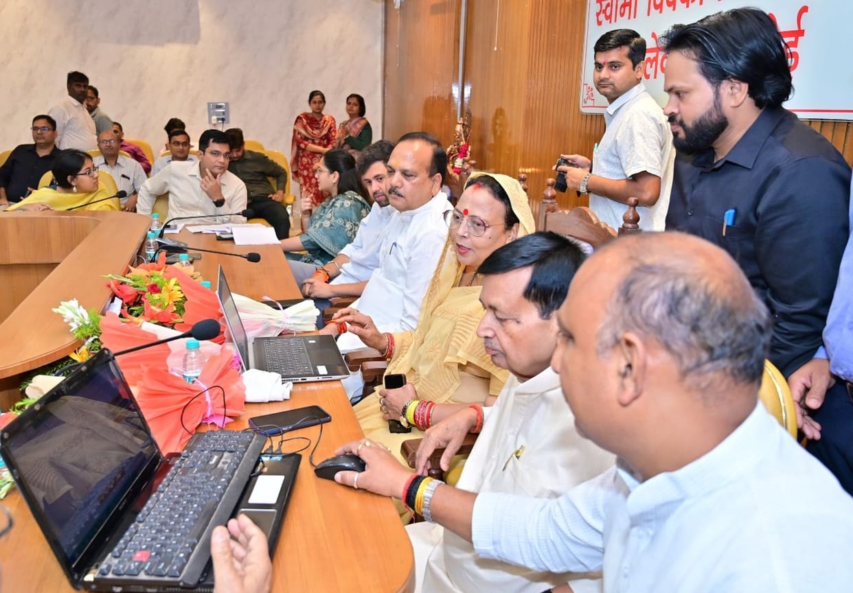 Technical details explained to public representatives and officials