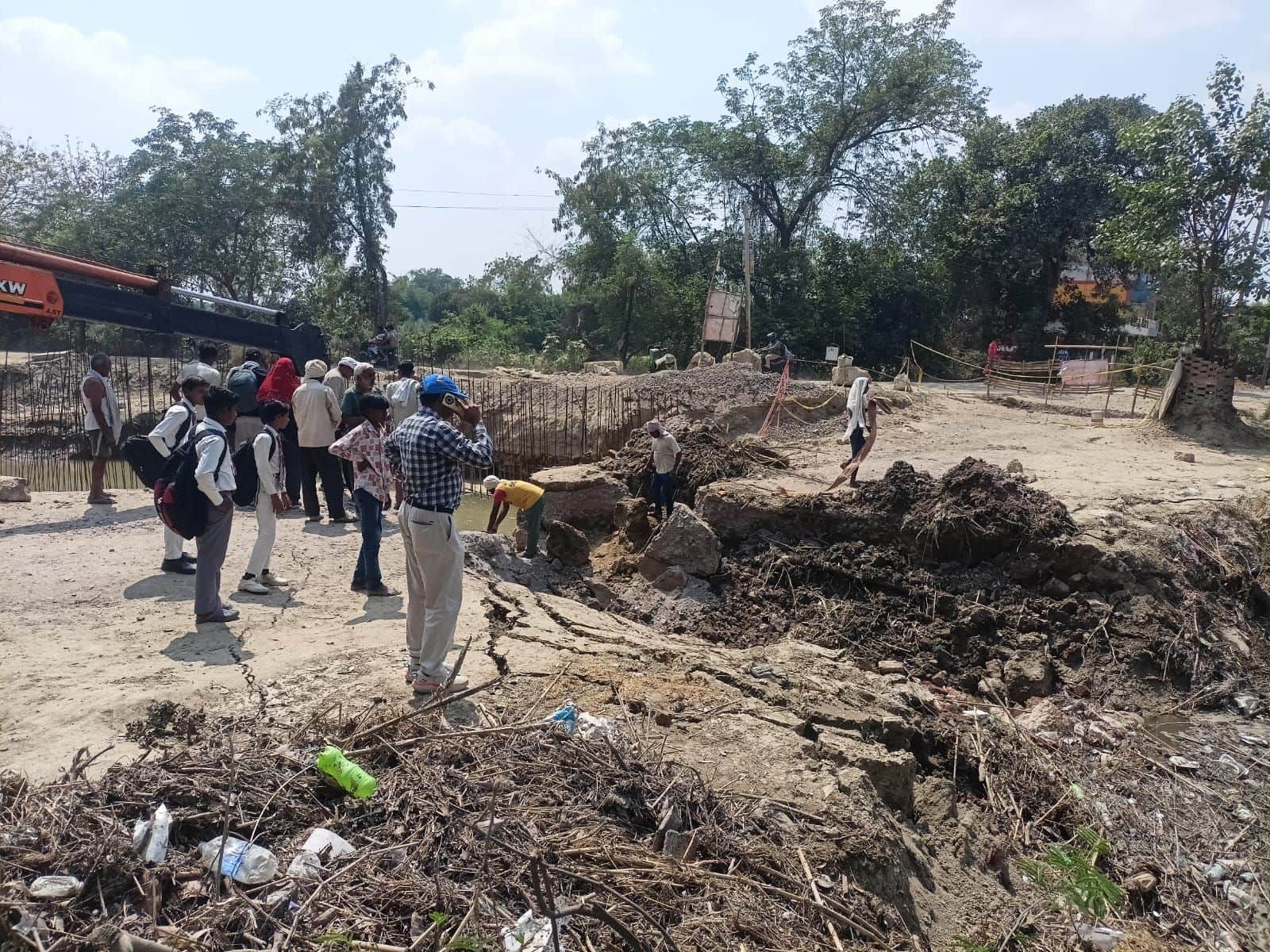 फोटो-21-उन्नाव-हरदोई मार्ग पर दोस्तीनगर में निर्माणाधीन पुलिया का वैकल्पिक मार्ग कट जाने से खड़