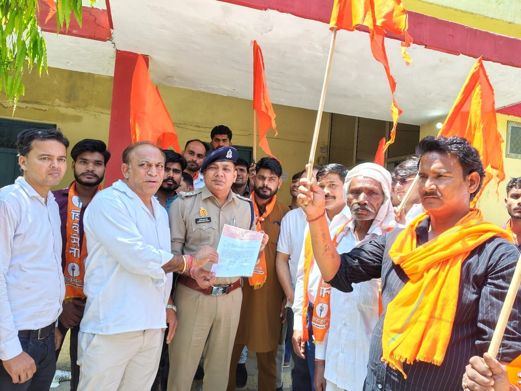Shiv Sena Uddhav's workers protested and submitted a memorandum to the CO.