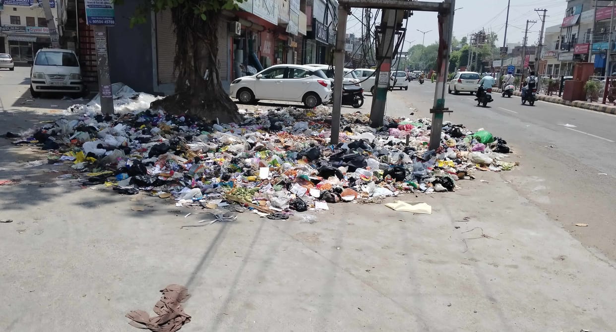 The streets were filled with garbage, and the stench spread, and the strike was extended until the 11th