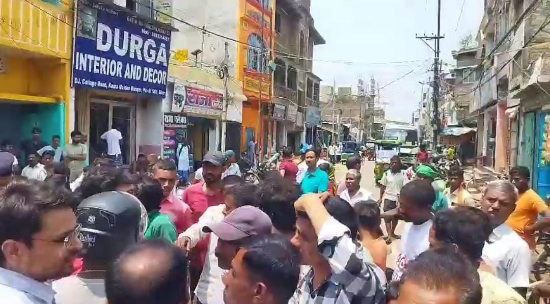 गैस सिलेंडर नहीं मिलने पर फूटा लोगों का गुस्सा