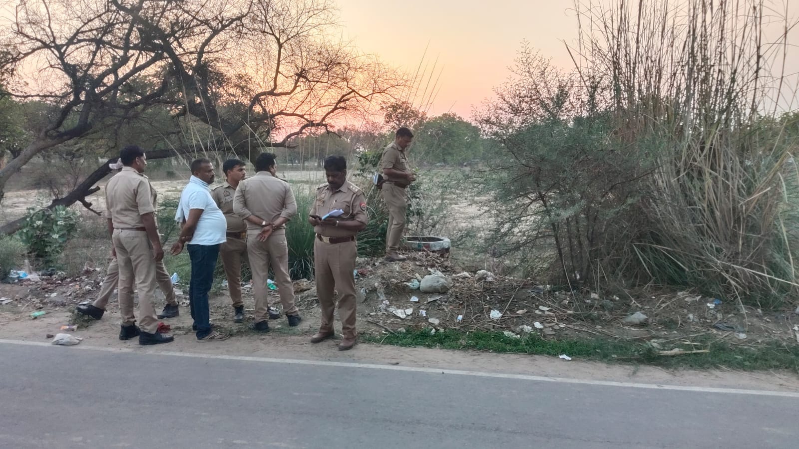 घटना स्थल जांच करती पुलिस टीम। संवाद