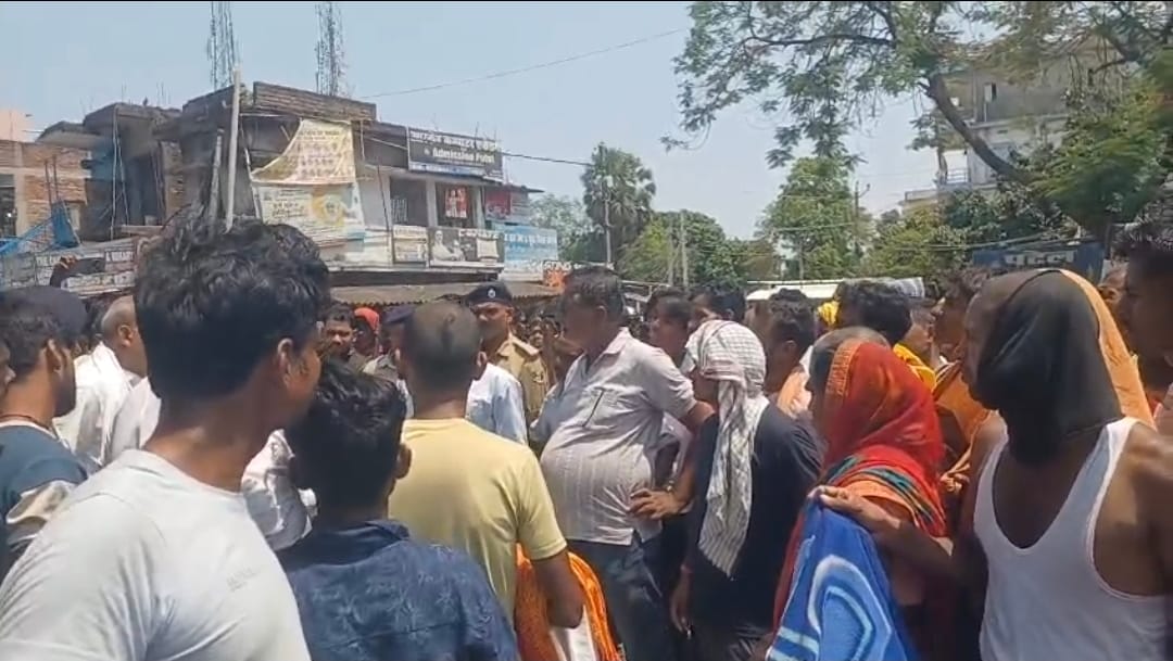 घटनास्थल पर लोगों का हंगामा