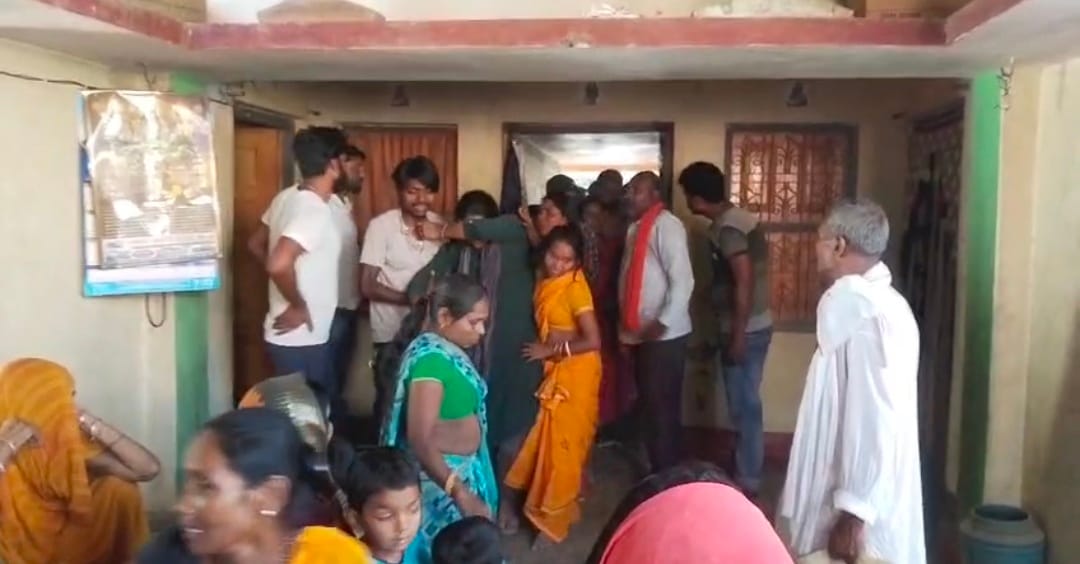 हत्या के बाद रोते परिजन