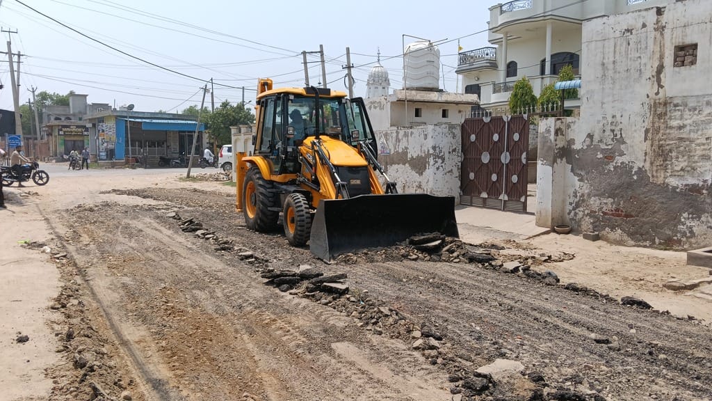 Construction of one kilometer long new settlement railway road started in Jakhal