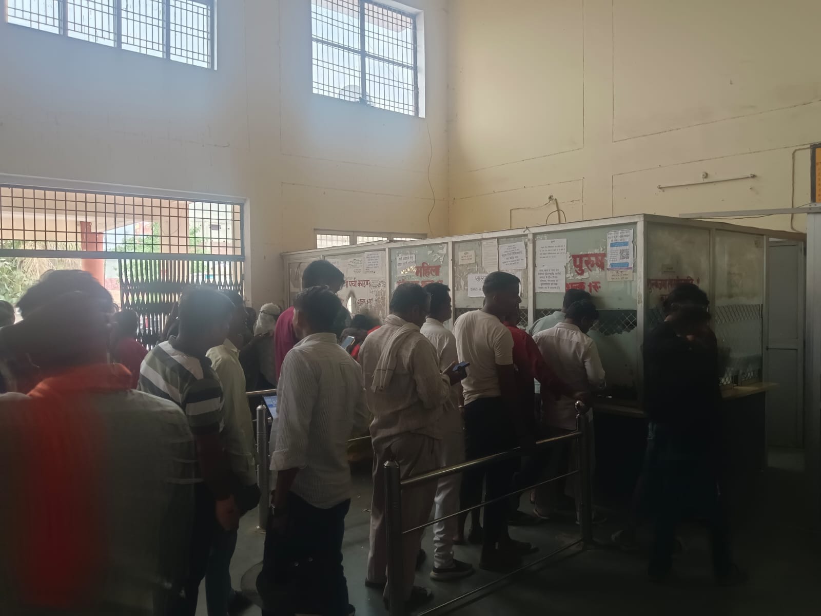 जिला अस्पताल के काउंटर पर खड़े मरीज व तीमारदार। संवाद