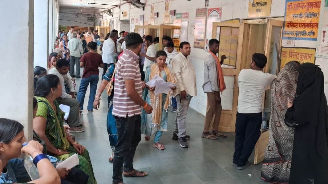 जिला अस्पताल की ओपीडी में लगी मरीजों की भीड़। संवाद