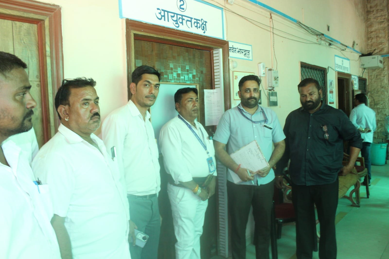 कोर्ट के आदेश का पालन न करने पर नगर निगम पाली कार्यालय सील