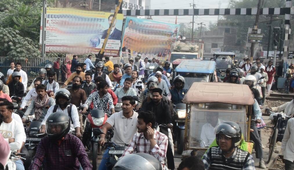 Jam at Jail Road crossing, train services disrupted for half an hour