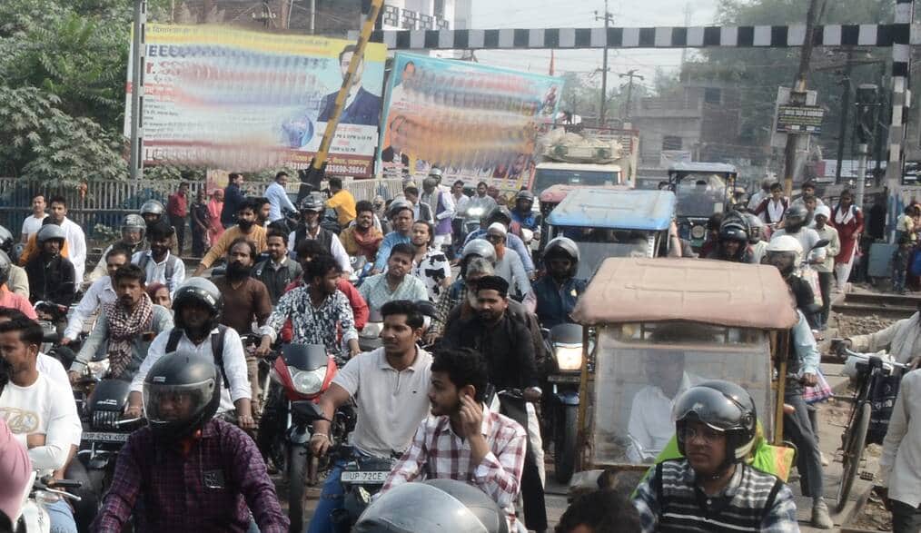 जेल रोड रेलवे क्रासिंग पर लगा जाम। सोशल मीडिया
