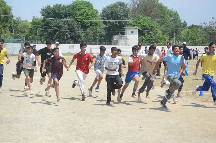जिला स्पोर्ट्स स्टेडियम में इंटर स्कूल खेल प्रतियोगिता के दौरान दौड़ मुकाबले में भाग लेते प्रति
